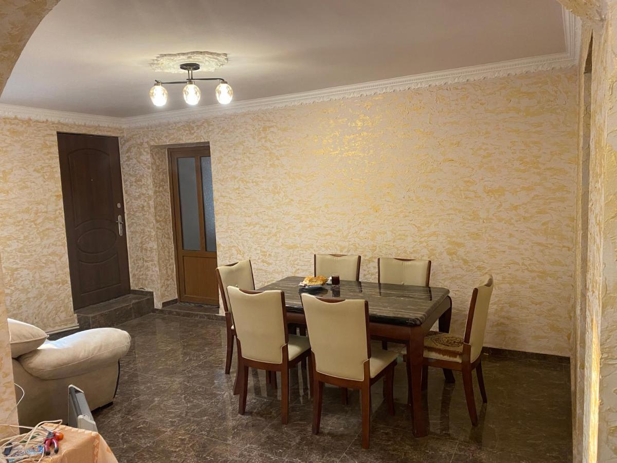 Friend'S House Rooms Near Airport Ghukasavan エクステリア 写真