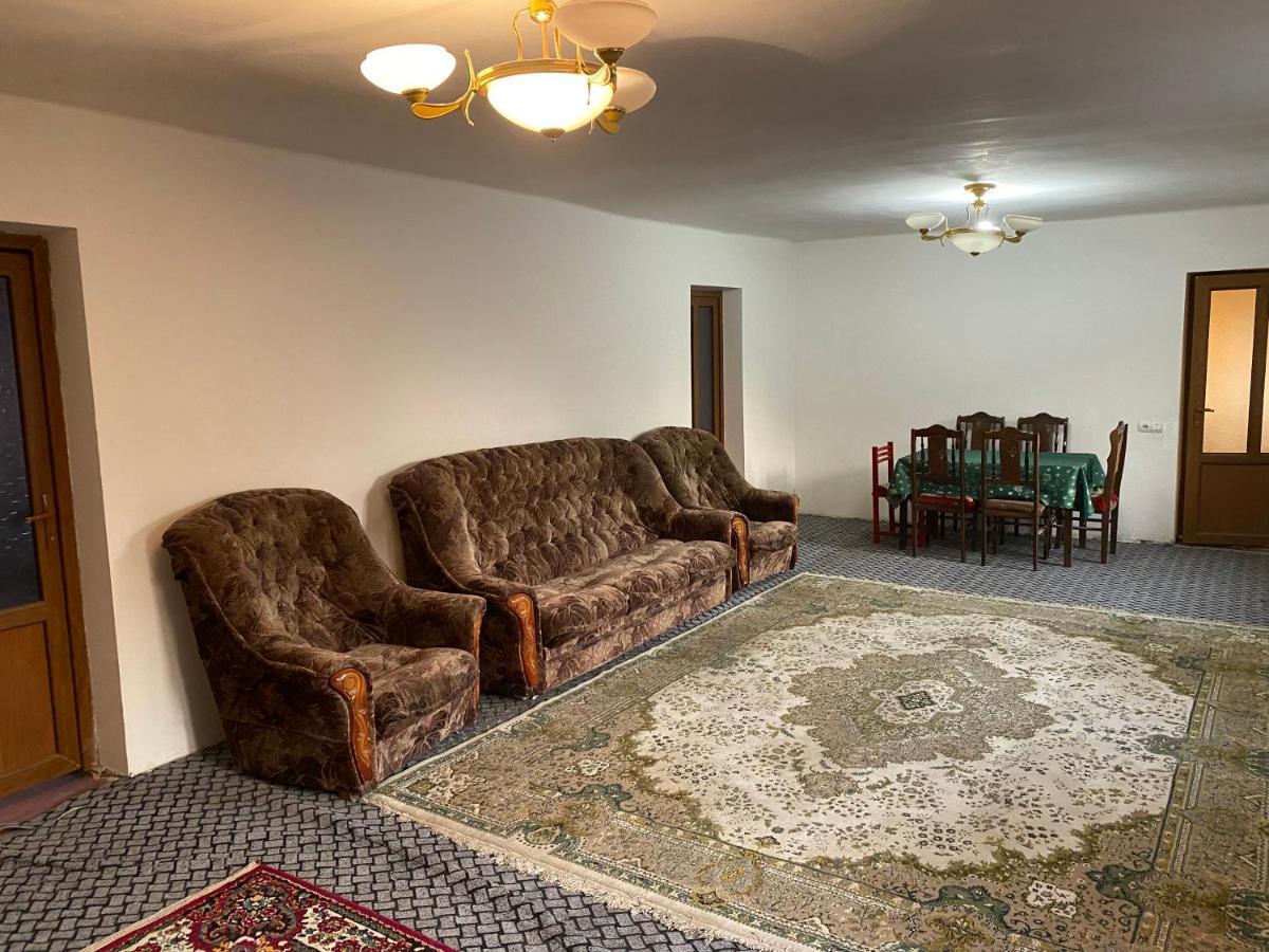 Friend'S House Rooms Near Airport Ghukasavan エクステリア 写真