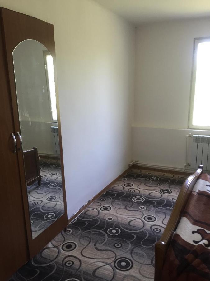 Friend'S House Rooms Near Airport Ghukasavan エクステリア 写真