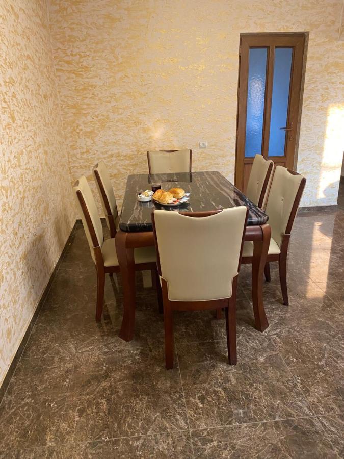 Friend'S House Rooms Near Airport Ghukasavan エクステリア 写真