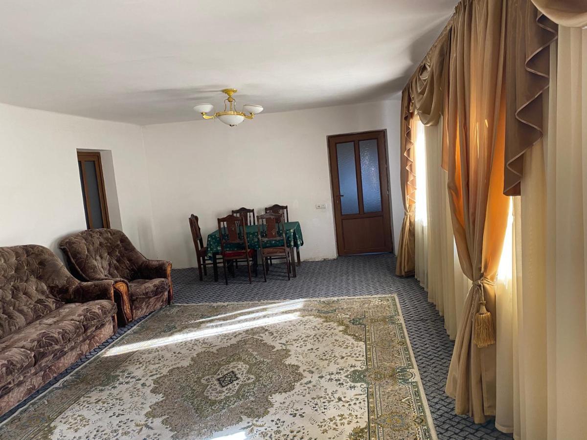 Friend'S House Rooms Near Airport Ghukasavan エクステリア 写真